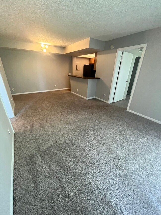 Foto del edificio - TWO BEDROOM TWO BATHROOM WITH LAKE VIEW!!