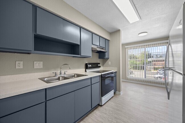 Foto del edificio - 9616 Long Point Rd