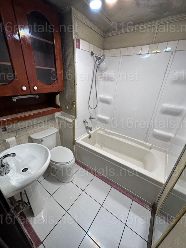 Foto principal - $995 - 3 bed 2 bath - Beautiful Home in De...