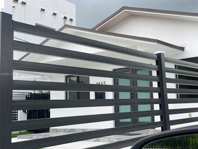 Foto del edificio - 2551 SW 19th St