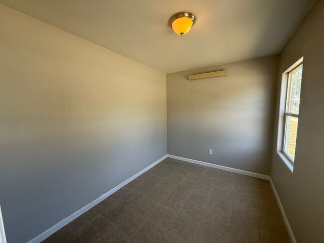 Foto del edificio - Two bedroom, One bathroom, Pet friendly ho...
