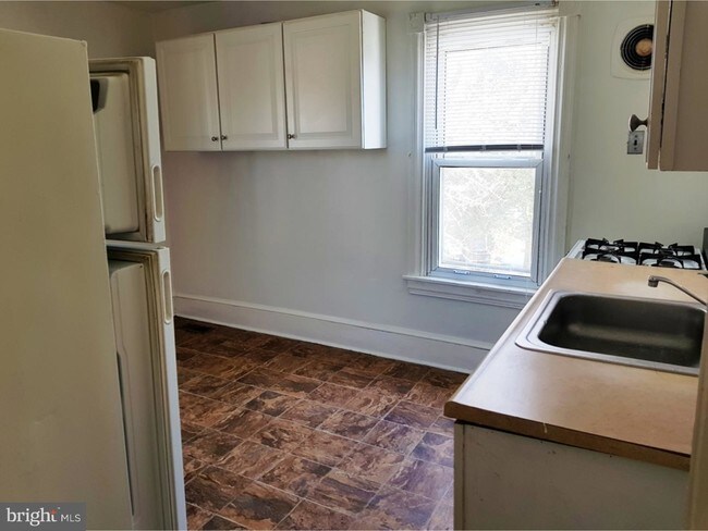 Building Photo - 10 Delsea Dr