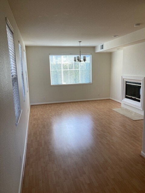 Foto del edificio - 1702 Loveland Ct