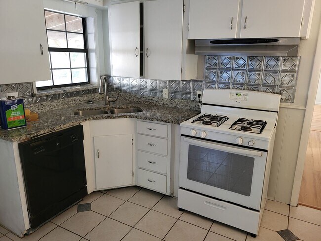 Building Photo - 614 Highland Ave