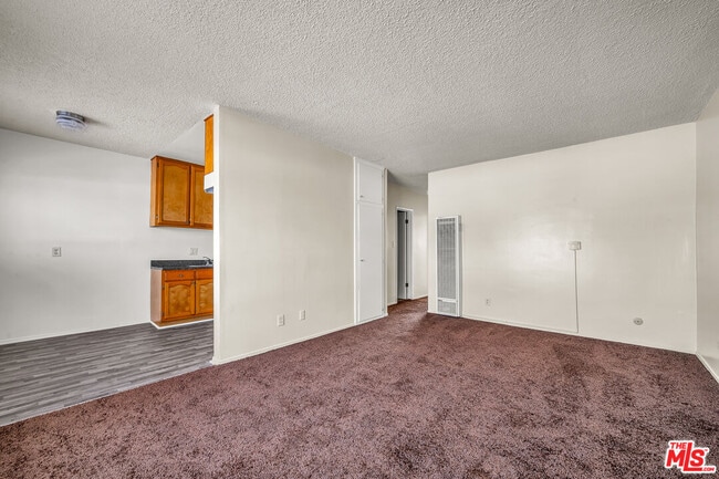 Building Photo - 1095 W 39th St