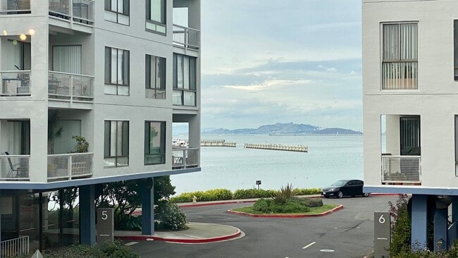 Building Photo - The Largest and Fully Remodeled 1-Bedroom at Watergate w/ Water View & Walk-In Closet