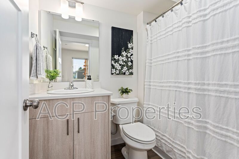Foto principal - 669 E Badger Rd