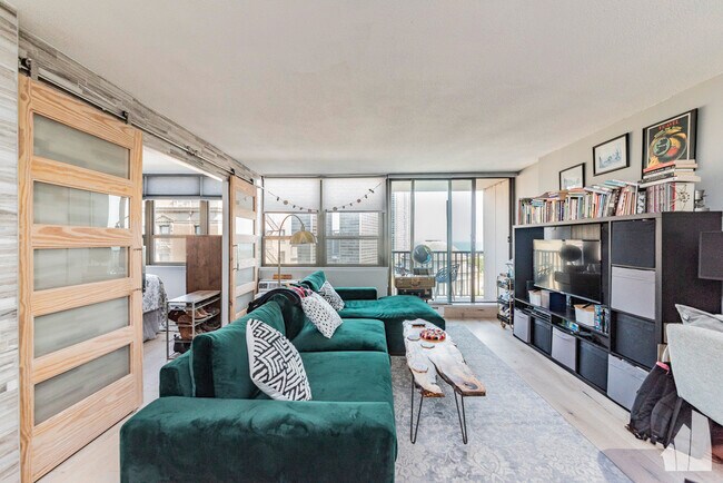 Foto del edificio - 2740 N Pine Grove Ave