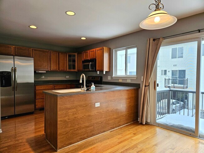 Foto del edificio - 24403 John Adams Dr