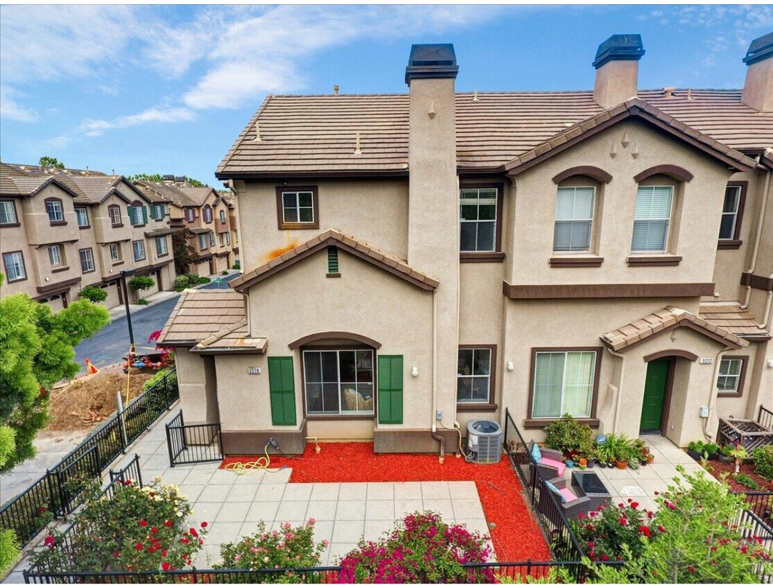 Foto principal - 3276 Shiraz Pl