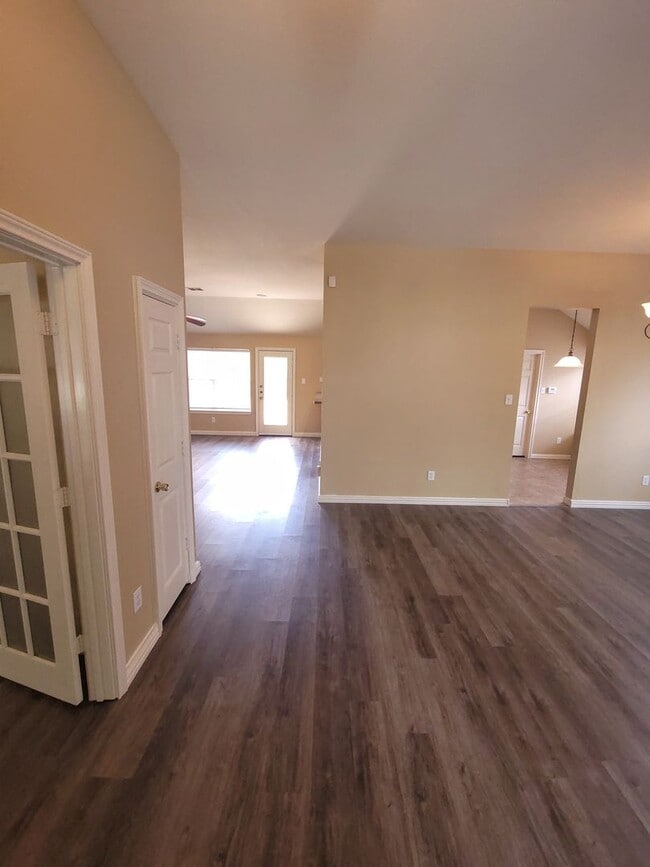 Building Photo - Gorgeous 3 Bedroom 2 Bath in Beautiful Mea...