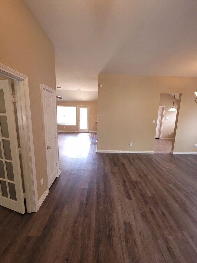 Foto del edificio - Gorgeous 3 Bedroom 2 Bath in Beautiful Mea...