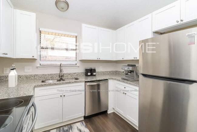 Building Photo - 4404 Lakeview Dr