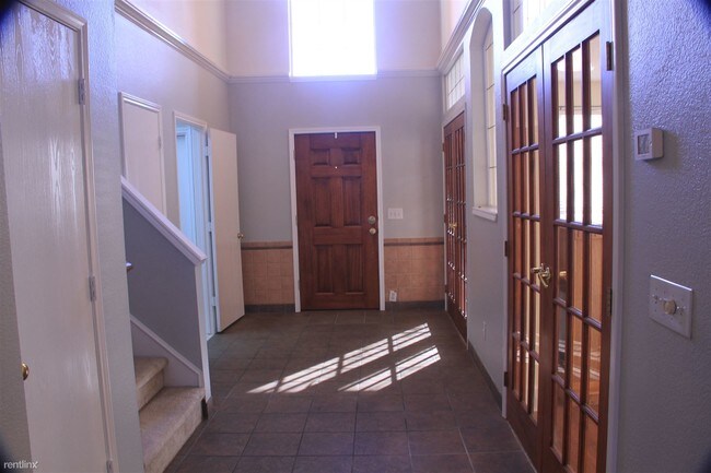 Building Photo - 805 Lake Bridge Dr
