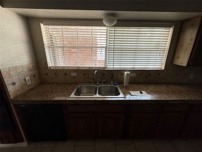 Building Photo - 15810 Hickory Knoll Dr
