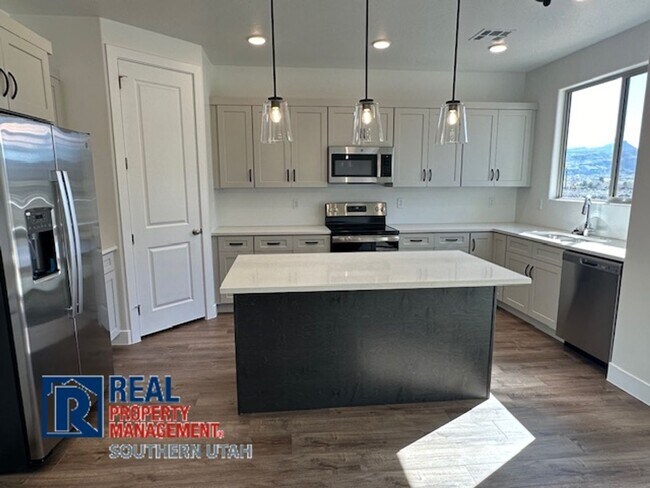 Building Photo - Large Home in Firerock