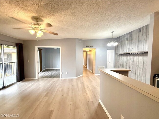 Foto del edificio - 6492 Royal Woods Dr