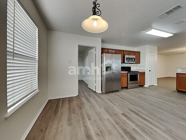 Foto del edificio - 163 Southlake Dr