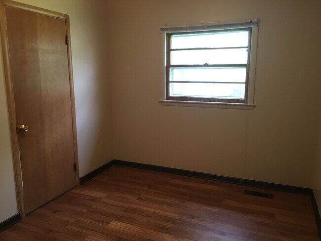Building Photo - 565 Stoddard Ave