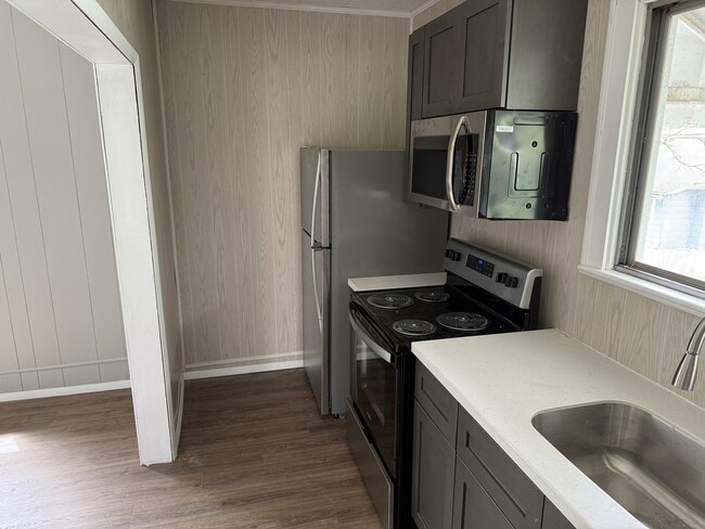 Building Photo - 104 Ball St