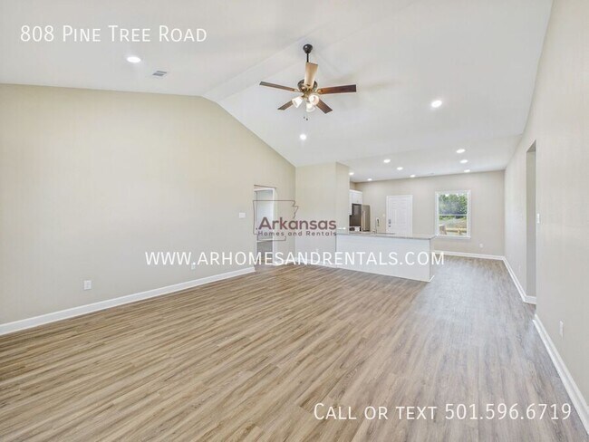 Foto del edificio - 808 Pine Tree Rd