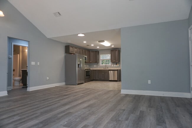 Building Photo - 321 Apple Dr