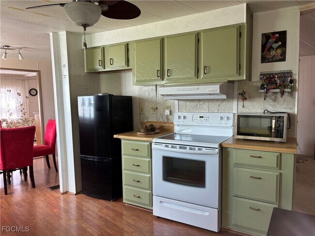 Foto del edificio - 775 Knotty Pine Cir