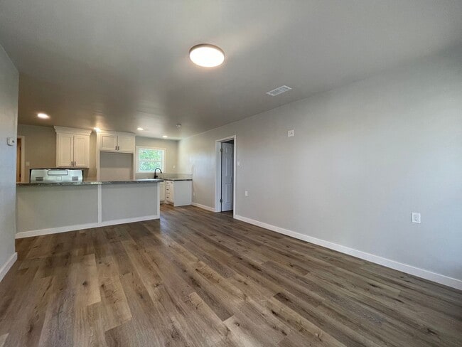 Foto del edificio - Spacious Modern Retreat – 4-Bed, 2-Bath Home