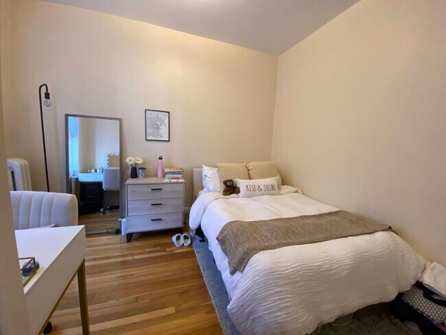 Building Photo - 28 Fuller St