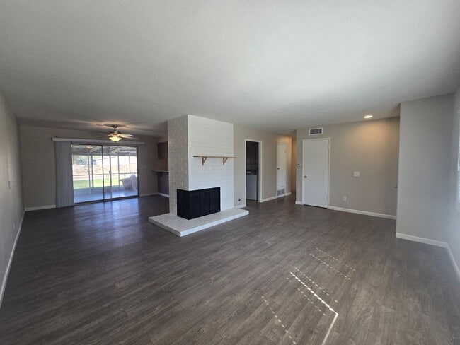 Building Photo - Charming Single Story Home