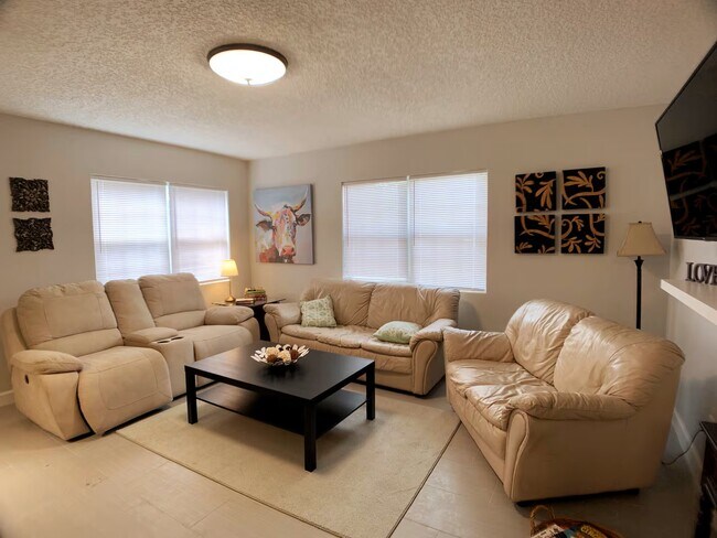 Foto del edificio - 7161 Balboa Rd