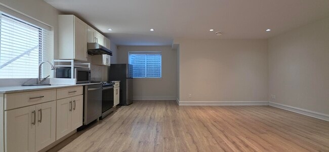 Building Photo - 12973 15A Av