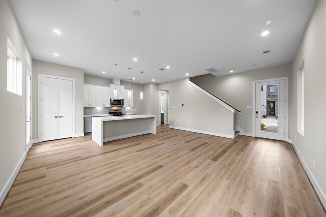 Foto del edificio - 8138 Esther Acres Ln
