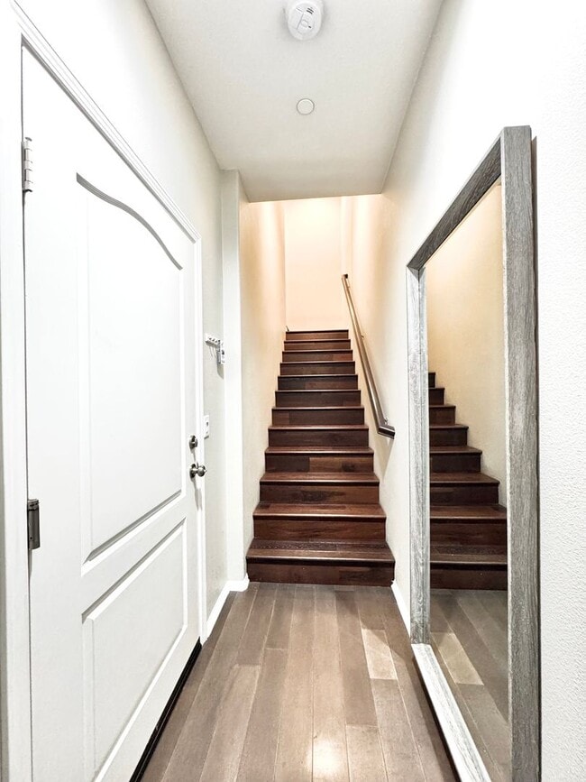 Building Photo - Newer Built Townhome with Solar in Gated Community! Pet-Friendly!