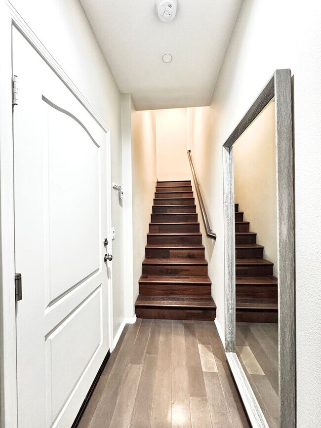 Foto del edificio - Newer Built Townhome with Solar in Gated Community! Pet-Friendly!