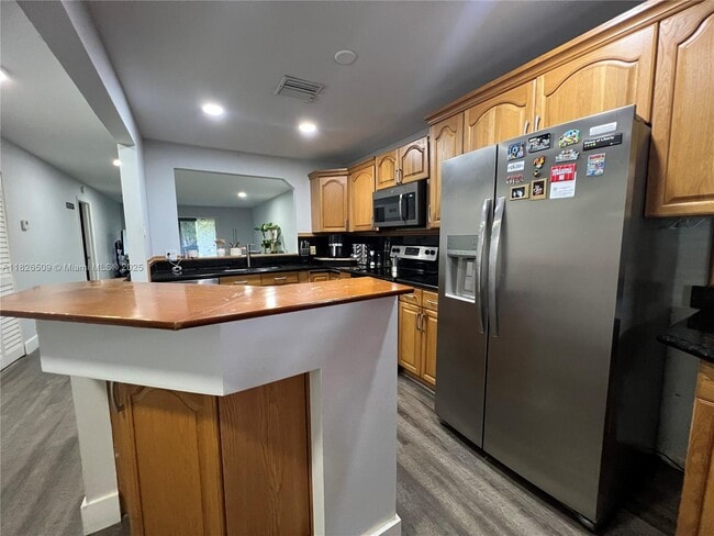 Building Photo - 460 Lakeview Dr
