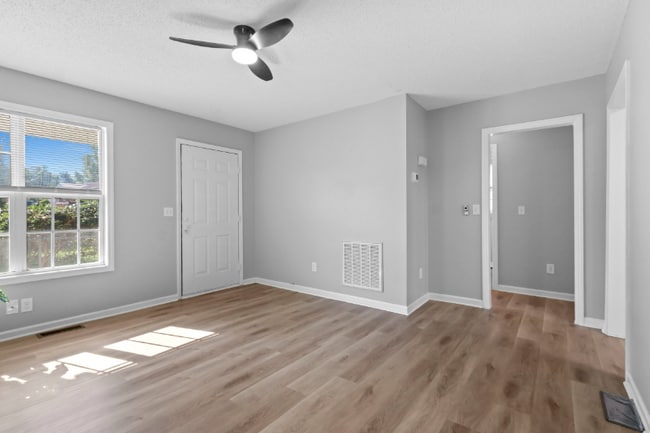 Building Photo - 515 Warbler Ct