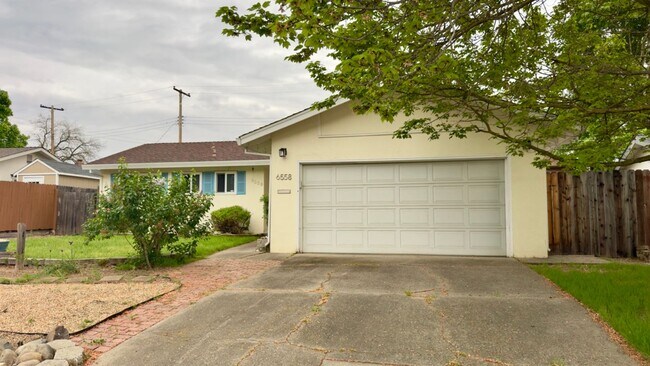 Building Photo - 3 bedroom | 2 bath | Single family home in Citrus Heights
