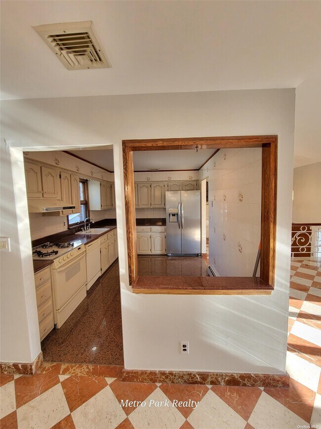 Building Photo - 156-17 Cryders Ln