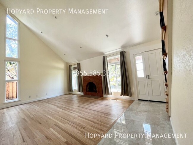 Building Photo - Gorgeous 4 Bedroom Home Located in the Pon...