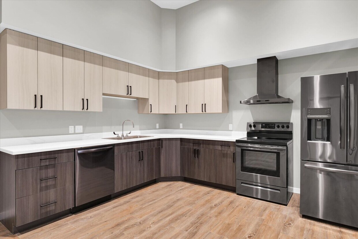 Foto principal - LUXURY APT IN DOWNTOWN CHAMPAIGN! STUNNING 1 BED W/ MODERN AMENITIES
