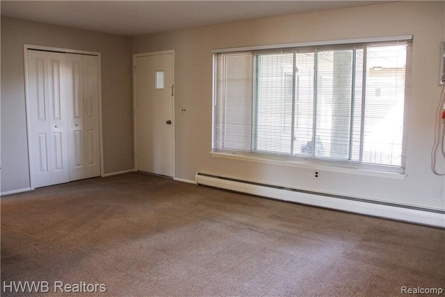 Foto del edificio - 2655 E Maple Rd