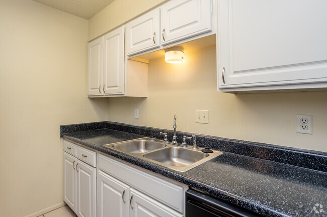 2BR, 2BA - 950SF - Ole London Towne - Utilities Included