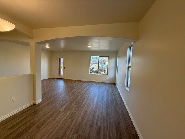 Foto del edificio - Remodeled Bluffview Townhome