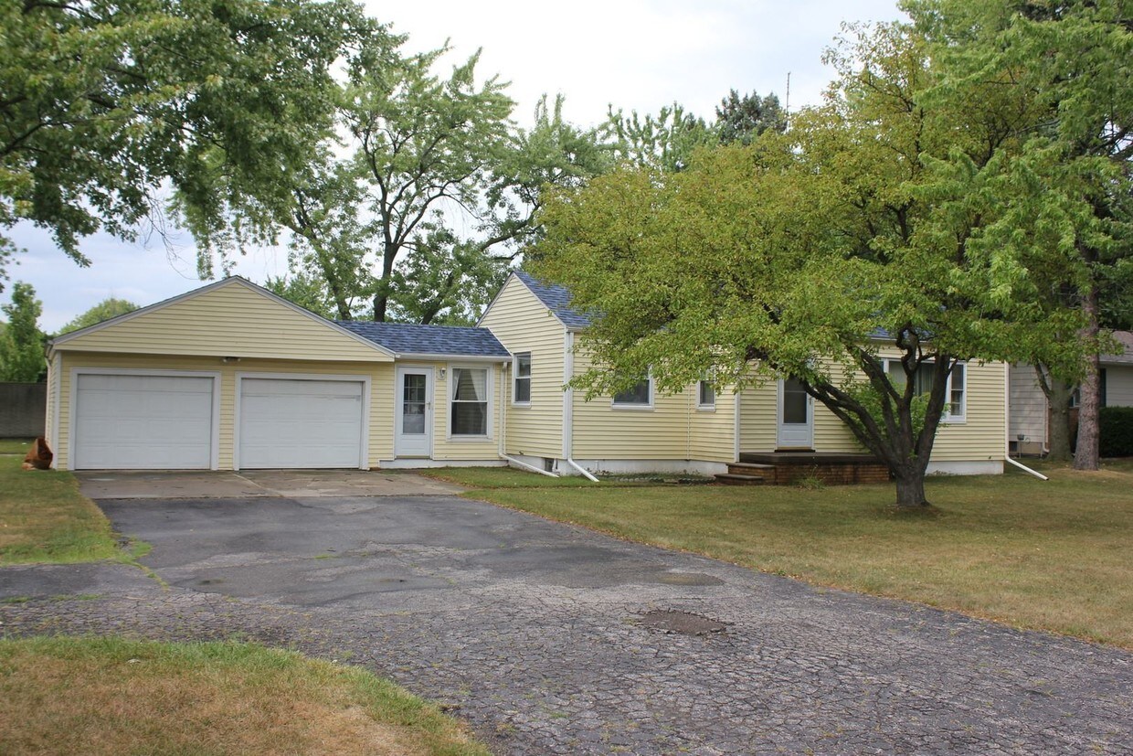 1037 E Hill Rd, Grand Blanc, MI 48439 House Rental in Grand Blanc, MI
