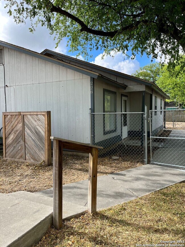 Foto del edificio - 228 Coopwood Ave