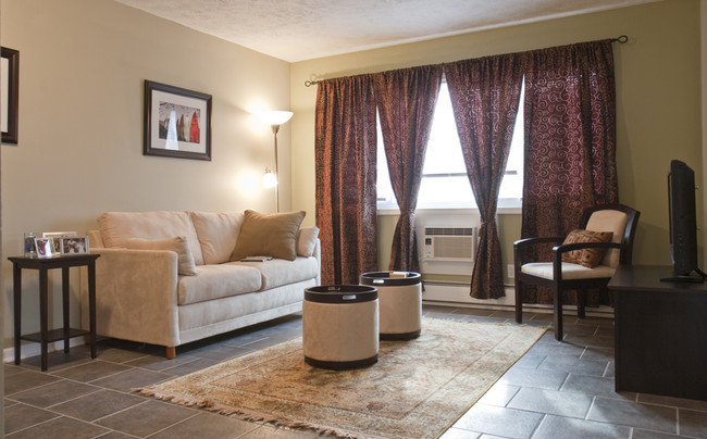 Living Room with ceramic tile flooring - 319 E Hillsdale