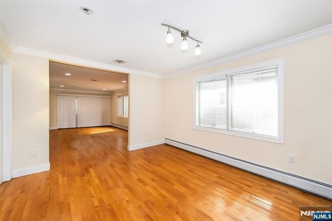 Building Photo - 500 Lewis St