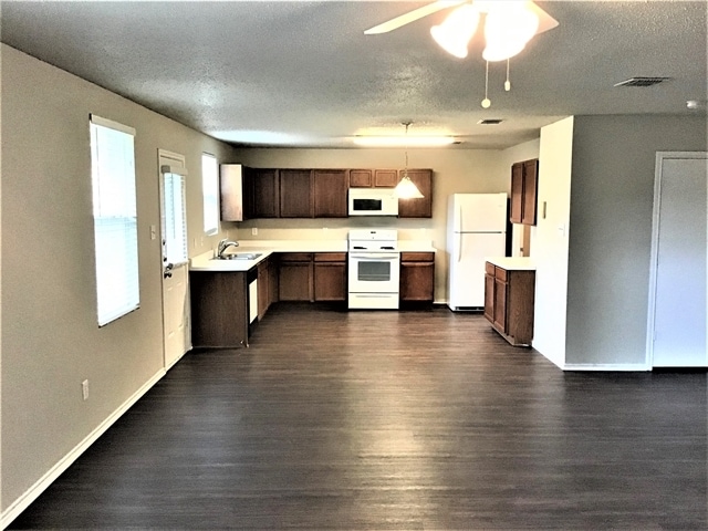 Building Photo - 16508 Jasmine Springs Dr