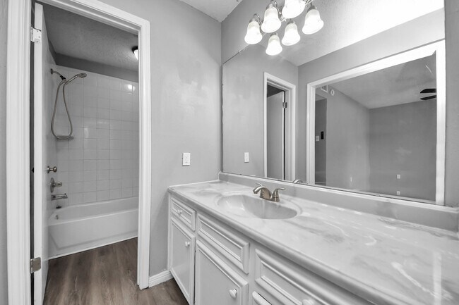 Foto del edificio - 13603 Ravensway Dr